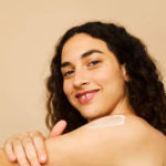 Suero corporal vs. aceite corporal: los expertos explican la diferencia, los beneficios&hellip;